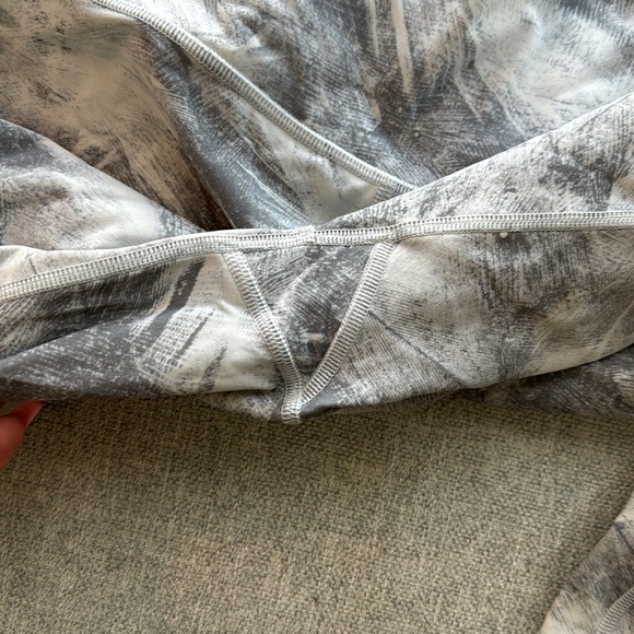 Lululemon legging tights size 6 - Picture 3 of 3